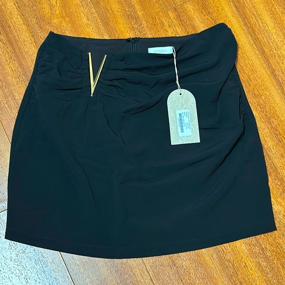 MESHKI Leonie V-Hardware Gold Mini Skirt 🖤⚜️ - Picture 3 of 8